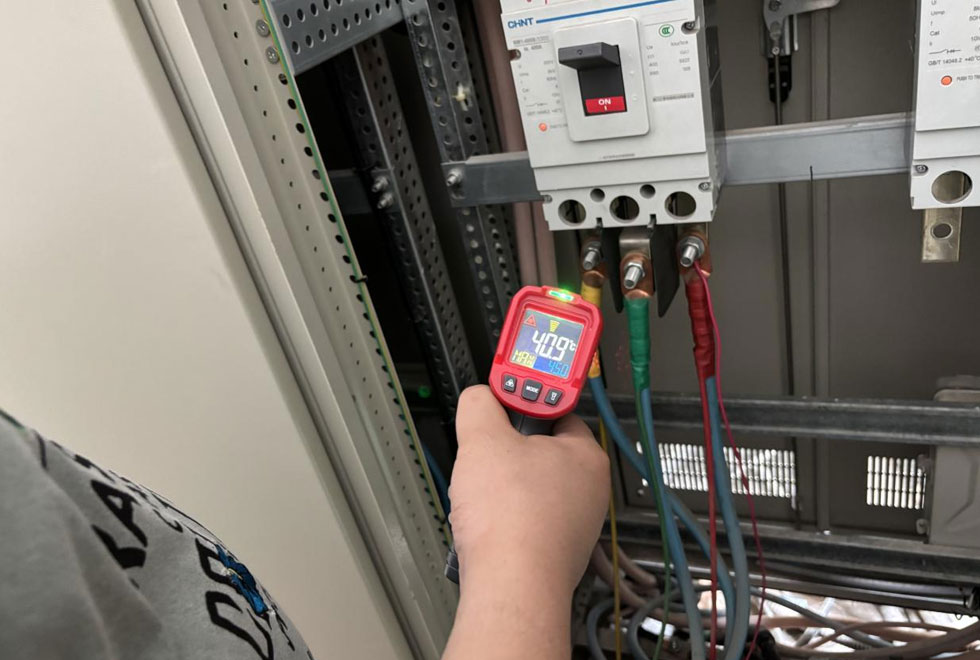Inspectez strictement les dangers cachés pour garantir la sécurité ; construisez un « filet de sécurité » pour la consommation d’électricité en été.